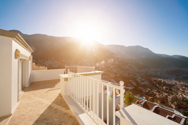 Balkon w dworku uzdrowiskowym z widokiem na domy i góry