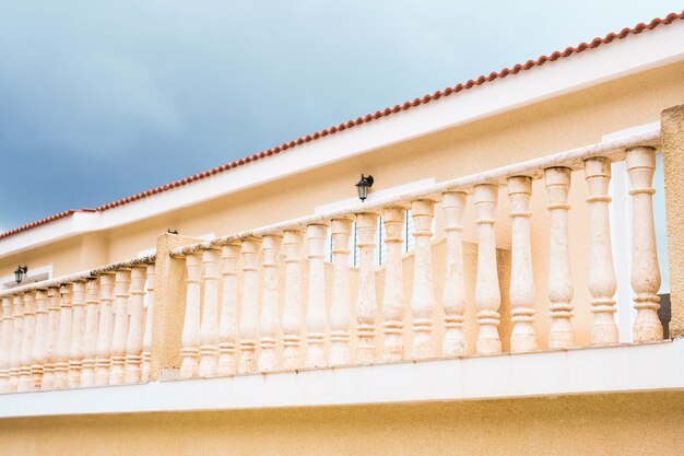 Balkon W stylu klasycznym. Piękny biały balkon