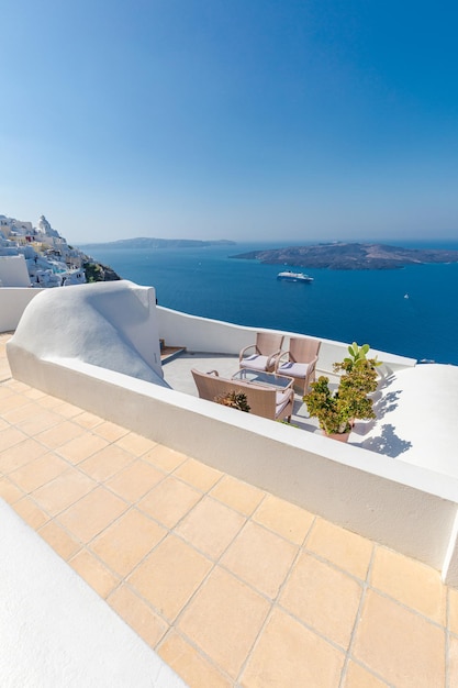 Balkon z widokiem na morze i wyspę Santorini.