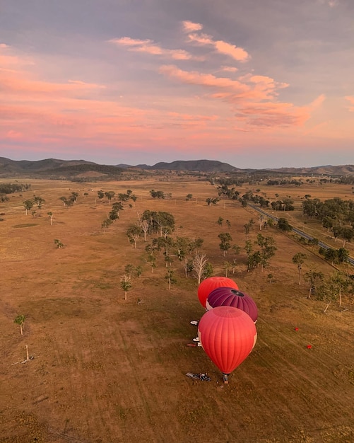 Zdjęcie balon gorącego powietrza o wschodzie słońca
