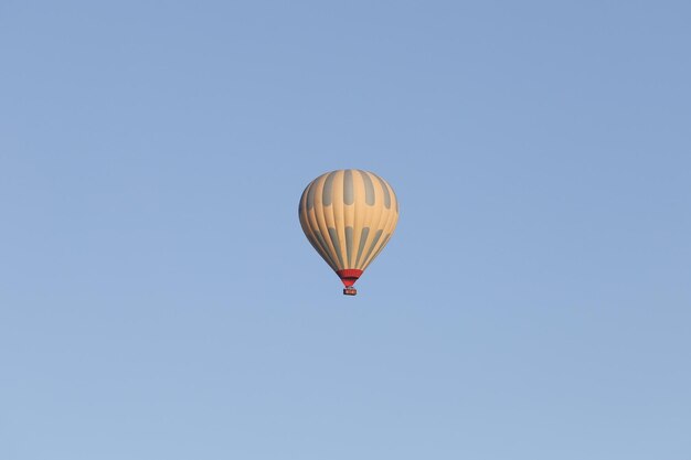 Balon na gorące powietrze nad miastem Göreme