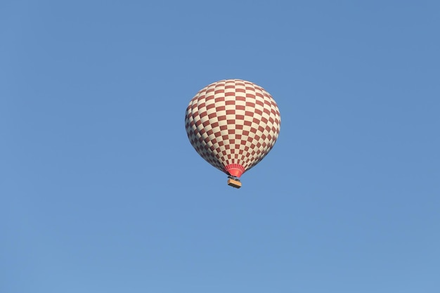 Balon na gorące powietrze nad miastem Göreme