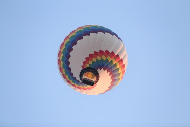 Balon na gorące powietrze nad miastem Göreme