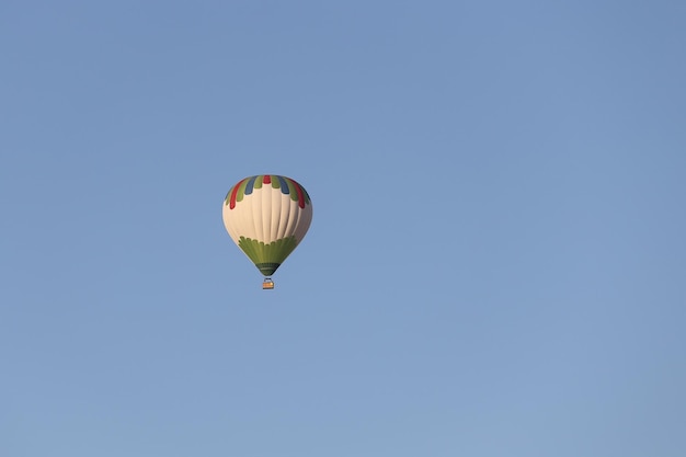 Balon na gorące powietrze nad miastem Göreme