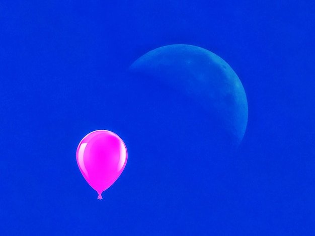 Balon na gorące powietrze przeciw błękitne niebo