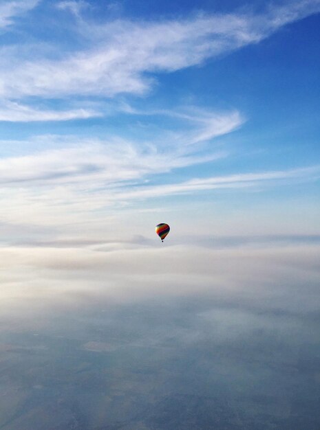 Zdjęcie balon na gorący powietrze latający przeciwko niebu