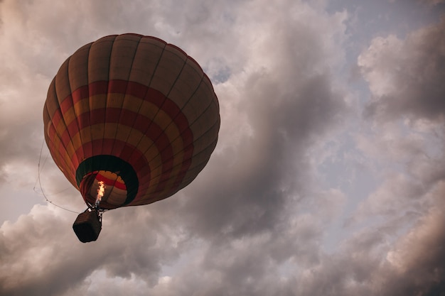 Zdjęcie balon na ogrzane powietrze nad zielonym polem ryżowym. skład natura i niebieskie niebo