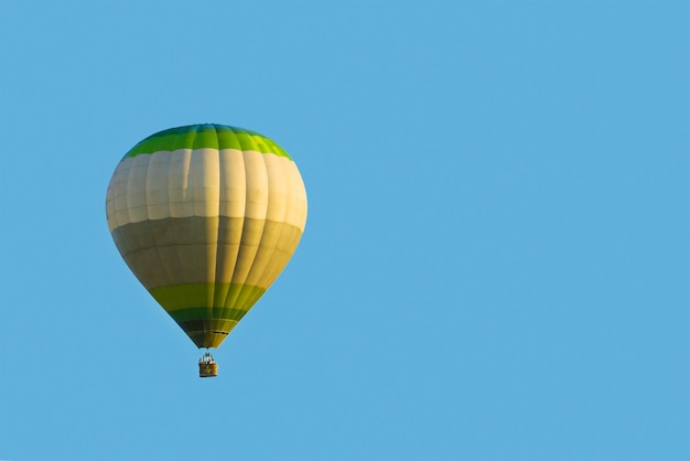 Balon Na Ogrzane Powietrze W Błękitne Niebo
