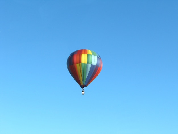 Balon na ogrzane powietrze z niebieskim tłem nieba