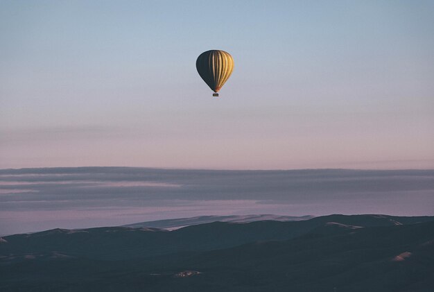 Balon z gorącym powietrzem na niebie podczas zachodu słońca