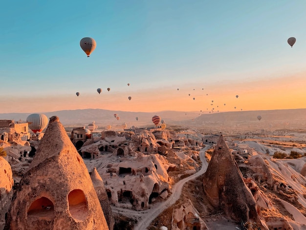 Balony na gorące powietrze latające nad niebem