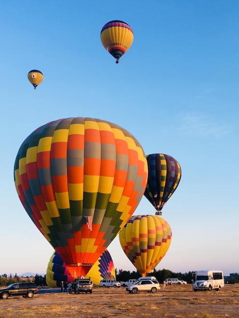 Zdjęcie balony na gorące powietrze latające w niebie
