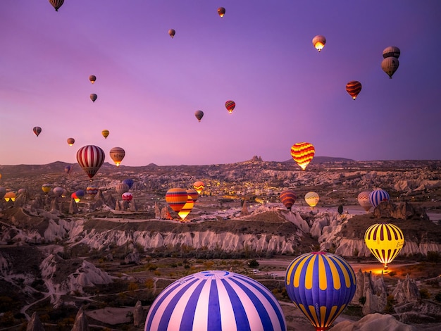 Balony na gorące powietrze na niebie