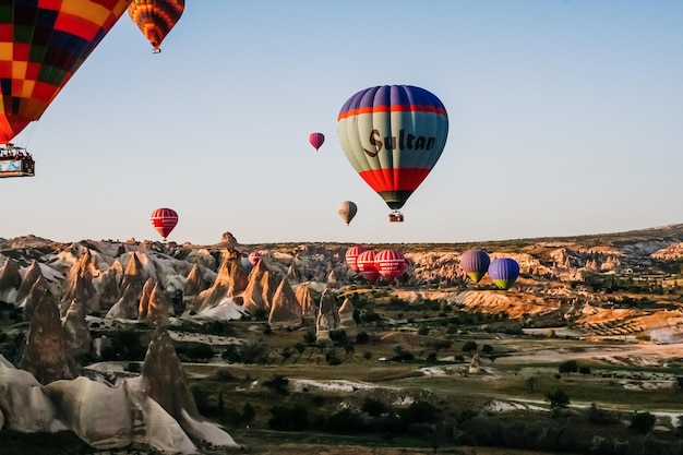 Balony na gorące powietrze nad krajobrazem