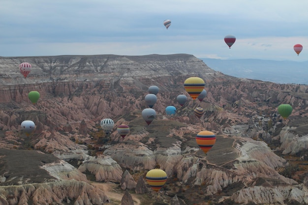 Balony na gorące powietrze nad skalistym krajobrazem