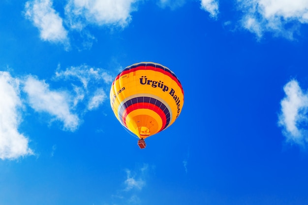Balony na ogrzane powietrze na niebie nad Kapadocją