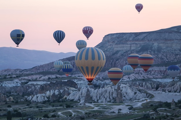 Balony na ogrzane powietrze w dolinach Kapadocji