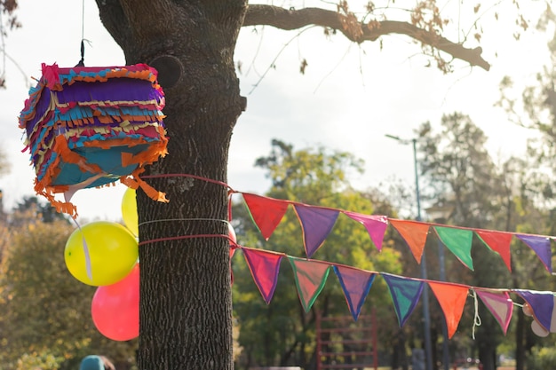 Balony pinata i banery na drzewie Dekoracja na urodziny w parku na świeżym powietrzu