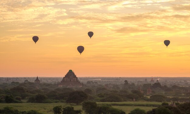 Balony przelatywały nad pagodami w Bagan