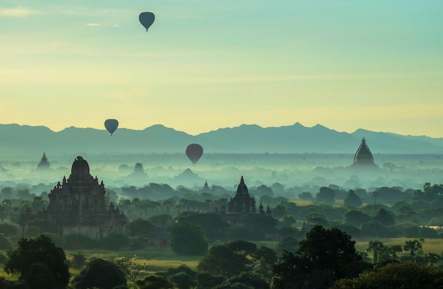 Balony przeleciały nad poranną mgłą w Bagan Myanmar w grudniu 2016 r.