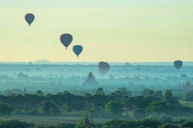 Balony przeleciały nad poranną mgłą w Bagan Myanmar w grudniu 2016 r.