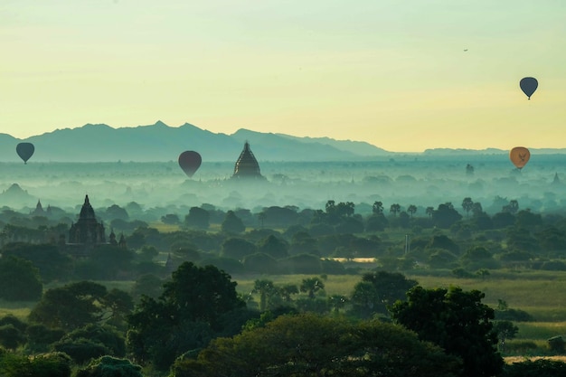 Balony przeleciały nad starym Bagan