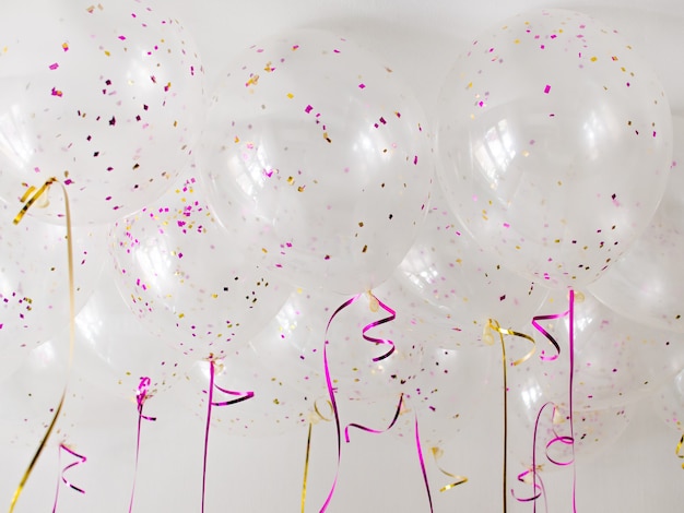 Balony z konfetti na suficie z selektywnym skupieniem