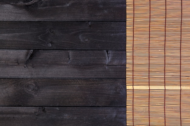 Bambus mata dla suszi na drewnianym tle. Widok z góry z miejsca kopiowania