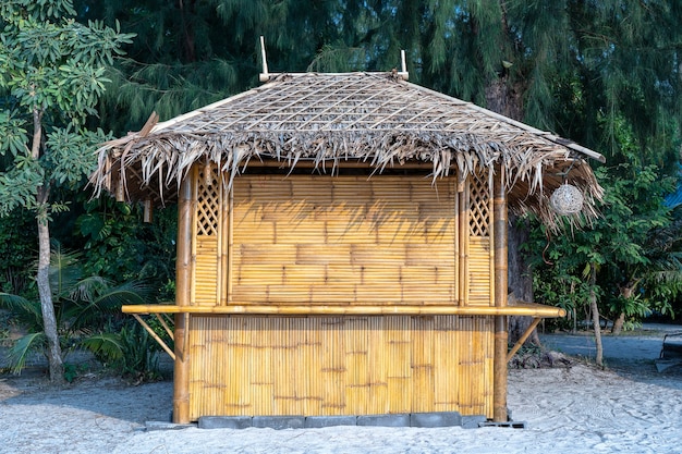 Bambusowa chata na tropikalnej, piaszczystej plaży na wyspie Koh Phangan, Tajlandia, z bliska