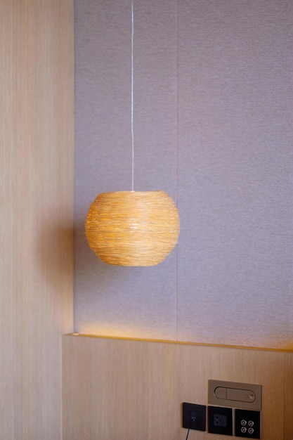 Bambusowa lampa wisząca w sypialni w skandynawskim stylu minimalistycznym i bohemy