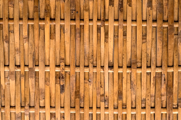 Bambusowa ściana splotuje tajską sztukę ludową