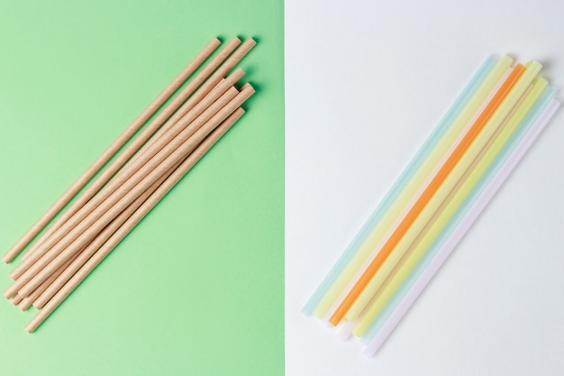 Bambusowe i plastikowe słomki do picia na kolorowym tle,
