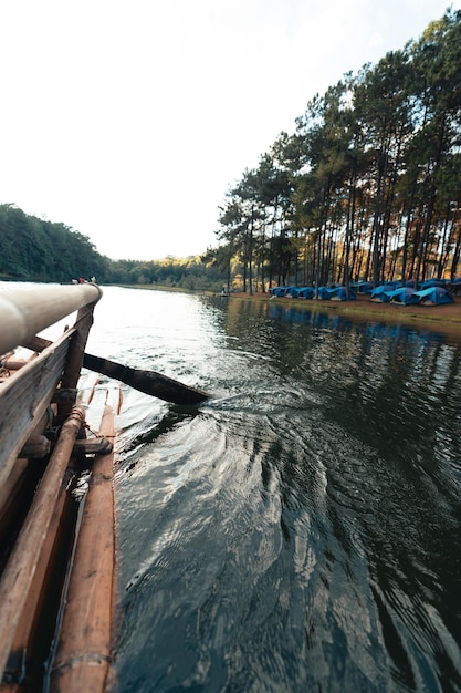 Bambusowe tratwy na rzece i podróżnik przyrody