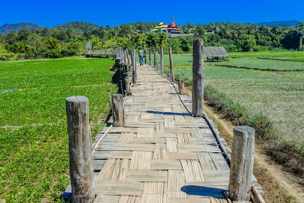 Zdjęcie bambusowy most. sutongpe bridge. najdłuższy drewniany most, mae hong son, tajlandia