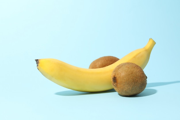 Banan i kiwi na błękita stole. Świeże owoce