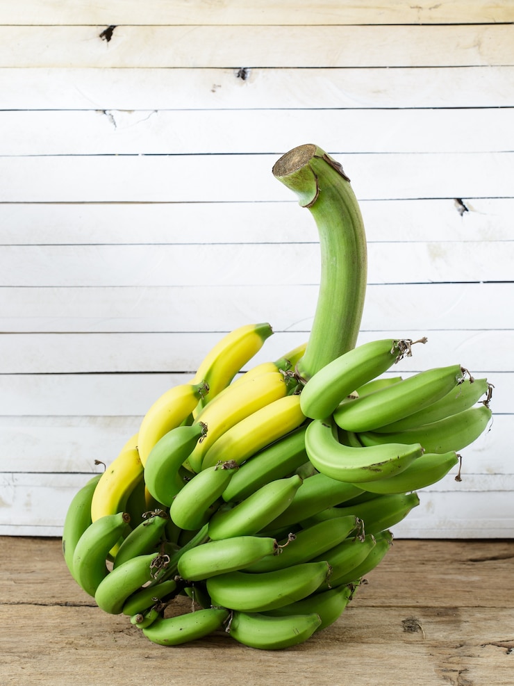 Zdjęcie banan na drewnianym stole tło
