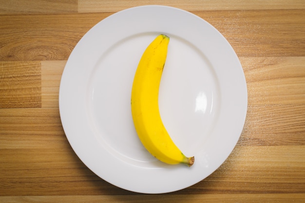 Banan na naczynie diety posiłku czystym karmowym pojęciu