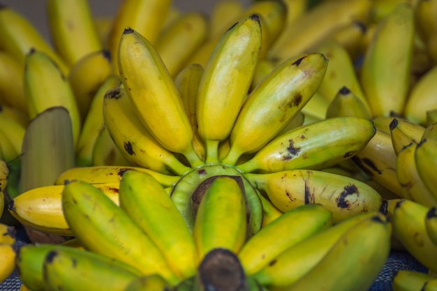 Banan to tajski owoc tak aromatyczny i słodki na sprzedaż na ulicznym rynku spożywczym