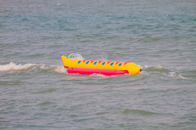 Bananowa łódź I Fala Na Plaży