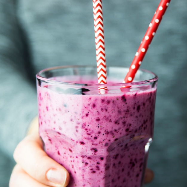 Bananowe Koktajle Porzeczkowe Koloru Fioletowego W Przezroczystym Szkle W Rękach żeńskich