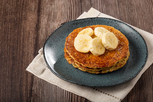 Bananowe naleśniki owsiane z plastrami bananów i miodem