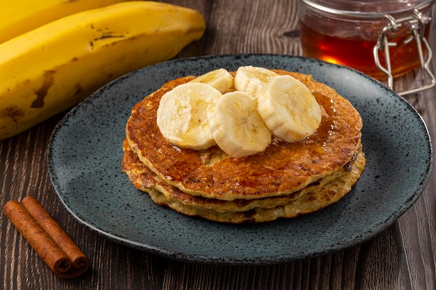 Bananowe naleśniki owsiane z plastrami bananów i miodem