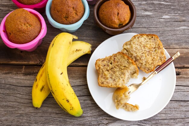 Zdjęcie bananowy tort w białym talerzu z rozwidleniem.