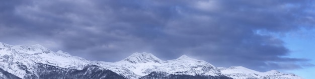 Baner 4x1 z zimowym krajobrazem górskim z leśnymi szczytami górskimi ośnieżonymi zboczami