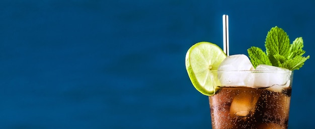 Baner Koktajlu Coca Coca W Wysokim Szklanym Orzeźwiającym Letnim Drinku Cuba Libre