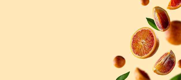Baner lewitacji z krwawymi pomarańczami Plasterki pomarańczy w aer z zielonymi liśćmi Abstrakcyjna kompozycja owoców cytrusowych z miejscem na kopię