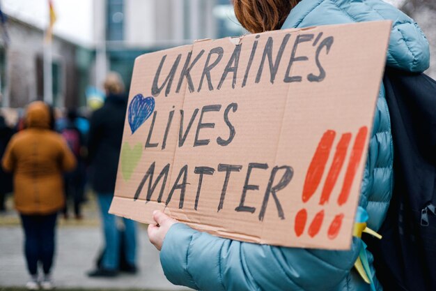 Zdjęcie baner na demonstracji przeciwko inwazji na ukrainę