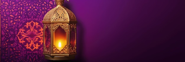 baner plakatu motywu ramadanu z fioletowym i złotym tłem