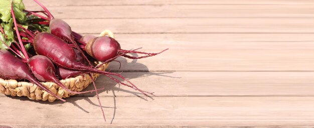 Baner świeże organiczne buraki na rustykalnym starym tle