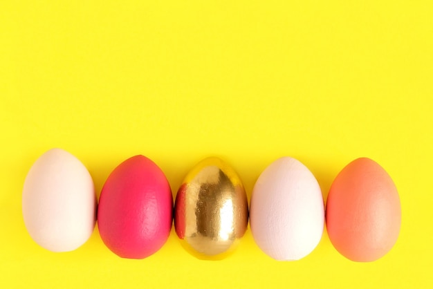 Baner wielkanocny z kolorowym jajkiem wielkanocnym w rzędzie Obramowanie na żółtym tle Powyżej widoku